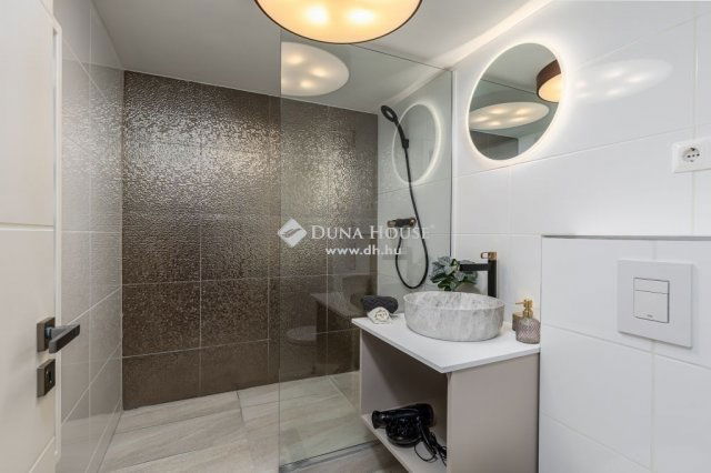 Eladó téglalakás, Budapesten, V. kerületben 199.9 M Ft, 2 szobás