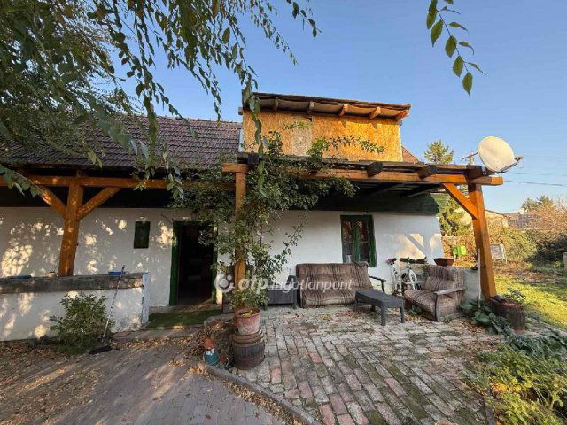 Eladó családi ház, Velencén 49.9 M Ft, 2 szobás