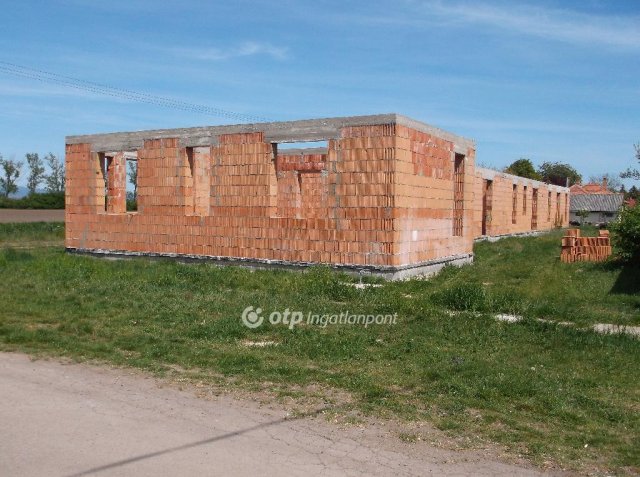 Eladó családi ház, Adácson 39 M Ft, 3 szobás