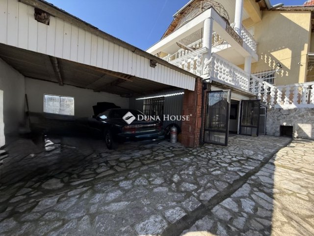 Eladó családi ház, Pécsett 135 M Ft, 7 szobás