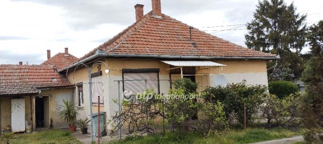 Eladó családi ház, Jászberényben 30 M Ft, 2 szobás