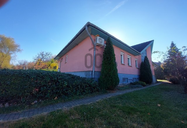 Eladó családi ház, Siófokon 129.9 M Ft, 10 szobás