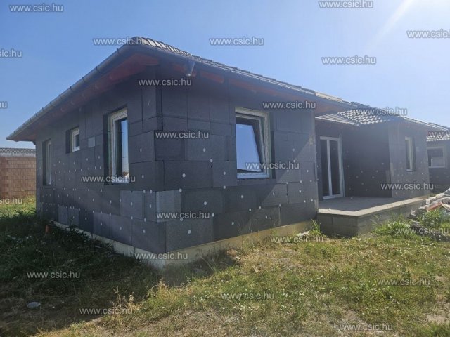 Eladó családi ház, Kiskunlacházán 84.15 M Ft, 5 szobás