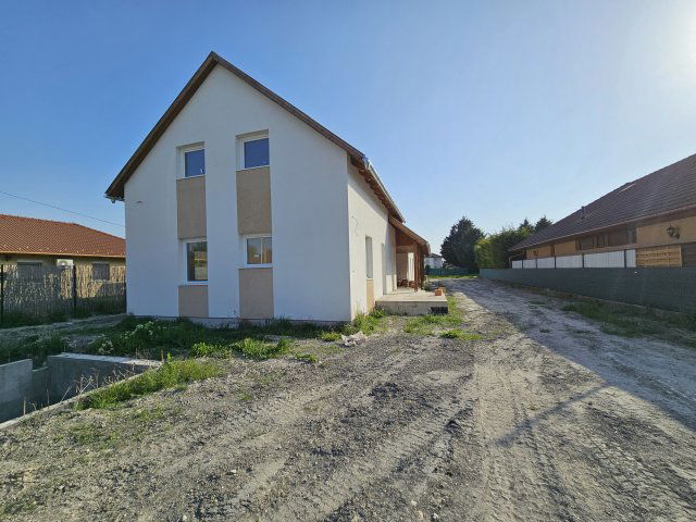 Eladó ikerház, Délegyházán 86 M Ft, 5 szobás
