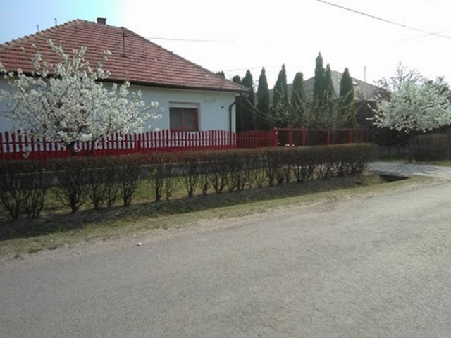 Eladó családi ház, Dányon 49.9 M Ft, 3+1 szobás