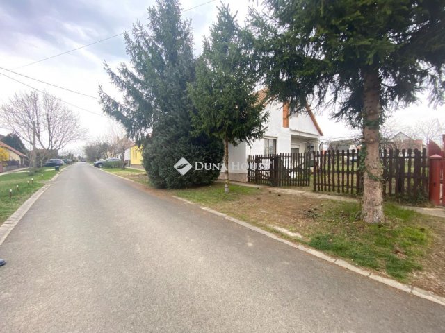 Eladó családi ház, Pécsett, Feketerigó utcában 54.9 M Ft