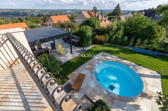 Eladó családi ház, Pécsett 460 M Ft, 8 szobás