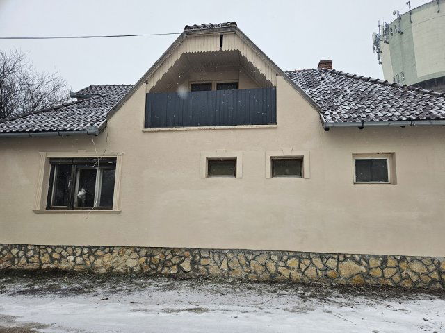 Eladó családi ház, Pápán 86 M Ft, 8 szobás