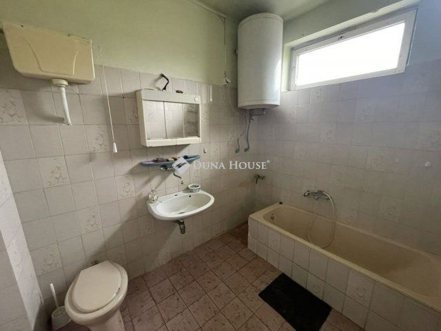 Eladó családi ház, Szegeden 104.5 M Ft, 9 szobás