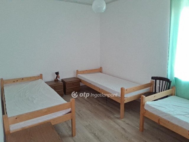Eladó családi ház, Balatonalmádiban 220 M Ft, 10 szobás