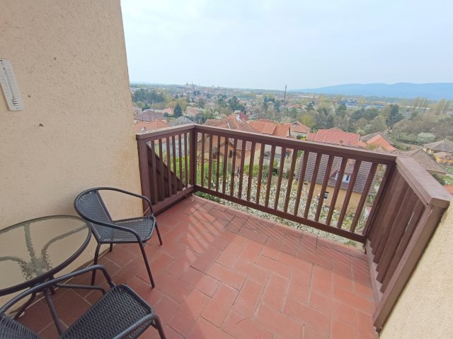 Eladó téglalakás, Vácon 139 M Ft, 4 szobás