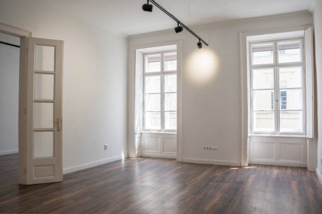 Kiadó iroda, Budapesten, V. kerületben 489 E Ft / hó, 3+1 szobás