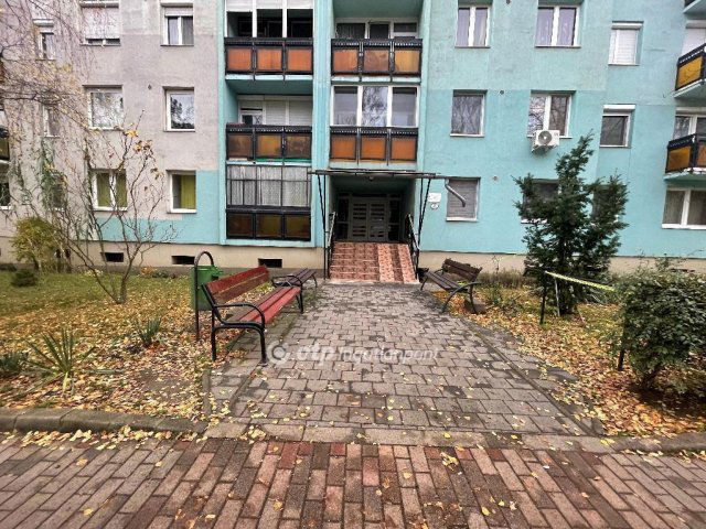 Eladó panellakás, Nyíregyházán 37.8 M Ft, 2 szobás