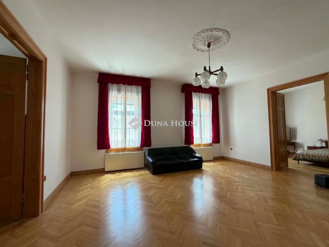 Eladó családi ház, Pécsett 349 M Ft, 4 szobás