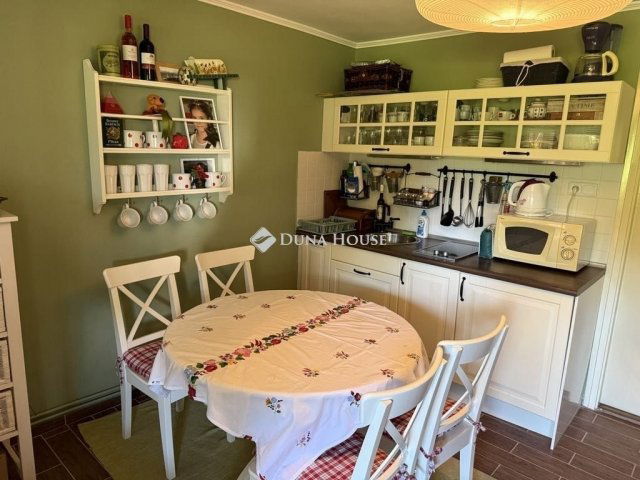 Eladó családi ház, Balatonfenyvesen 179.9 M Ft, 5 szobás