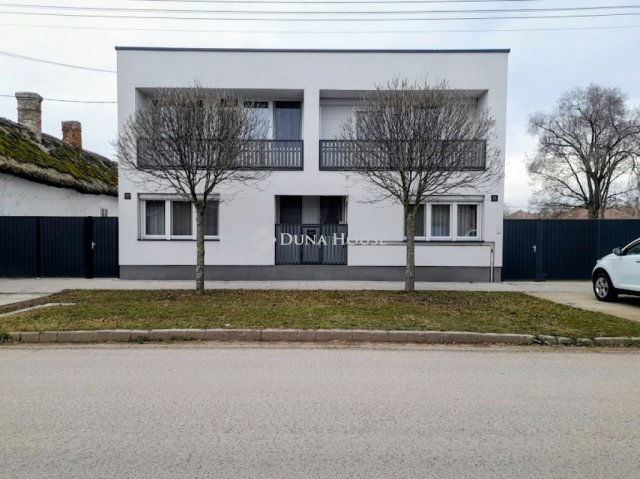 Eladó ikerház, Szarvason 160 M Ft, 7 szobás