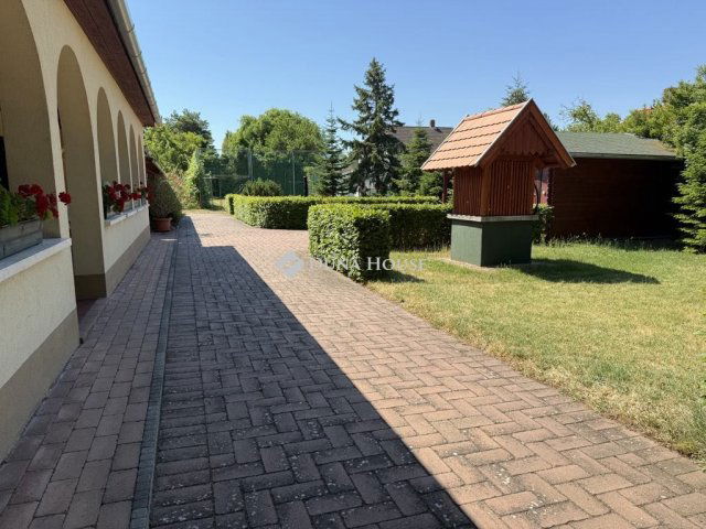 Eladó családi ház, Balatonfenyvesen, Fenyvesi utcában 179.9 M Ft