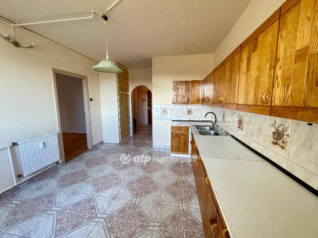 Eladó panellakás, Debrecenben 69.9 M Ft, 3 szobás