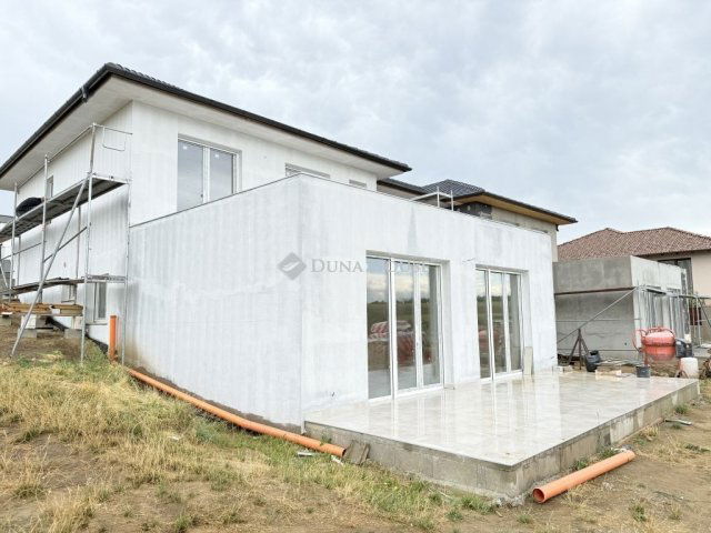 Eladó ikerház, Pécelen 127 M Ft, 5 szobás / költözzbe.hu