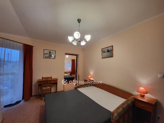 Eladó családi ház, Balatonkenesén 398 M Ft, 11 szobás