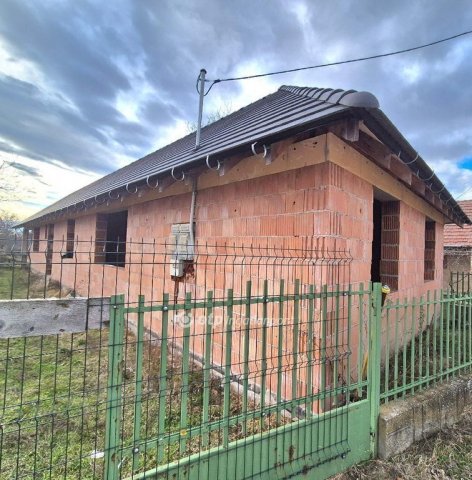 Eladó családi ház, Cecén 29.99 M Ft, 4 szobás