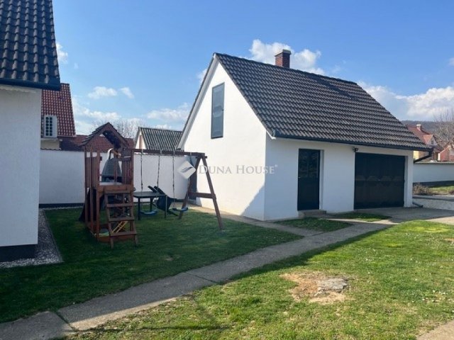 Eladó családi ház, Siklóson 99.9 M Ft, 4 szobás