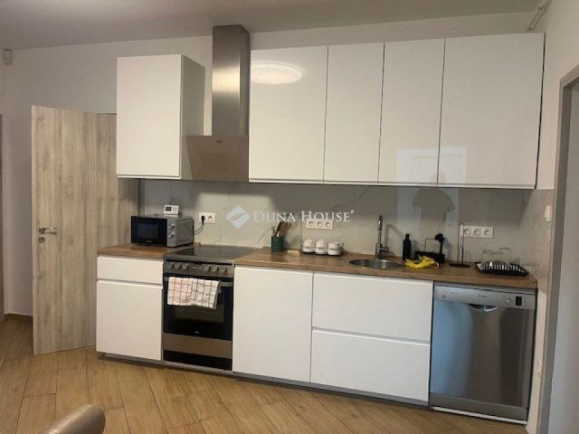 Eladó téglalakás, Pécsett 122 M Ft, 4 szobás