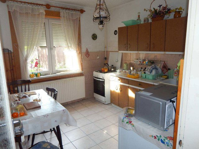 Eladó családi ház, Keszthelyen 119.9 M Ft, 6 szobás