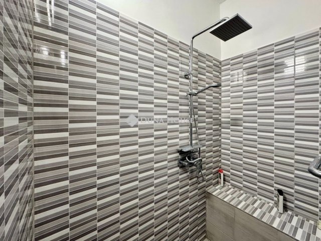 Eladó téglalakás, Pécsett 99 M Ft, 5 szobás