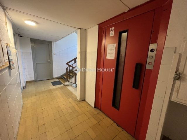 Eladó panellakás, Veszprémben 54.9 M Ft, 1+2 szobás