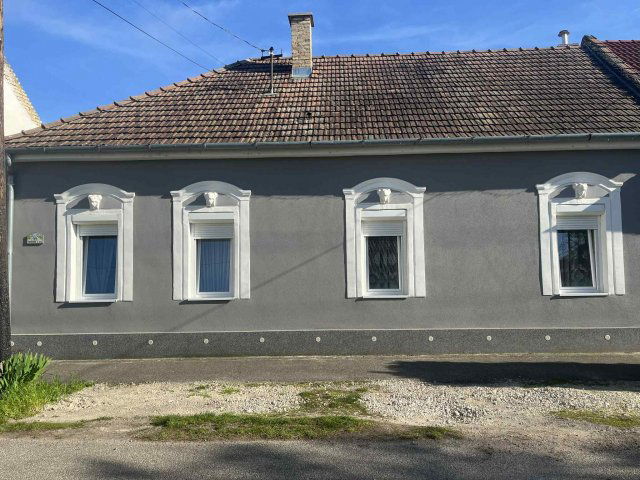 Eladó családi ház, Pápán 48 M Ft, 2+2 szobás