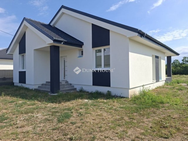 Eladó családi ház, Atkáron 70 M Ft, 4 szobás