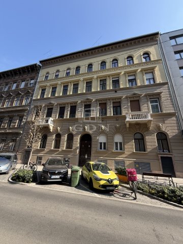 Eladó téglalakás, Budapesten, VI. kerületben 119 M Ft, 2 szobás