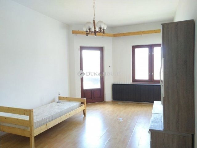 Eladó családi ház, Dunaharasztin 129 M Ft, 9 szobás