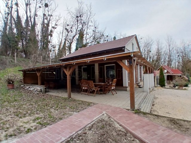 Eladó hotel, Bakonyszentlászlón 155 M Ft, 3+2 szobás