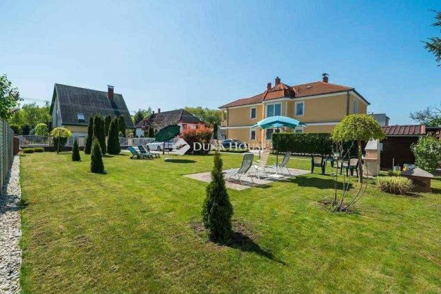 Eladó családi ház, Siófokon 299 M Ft, 8 szobás