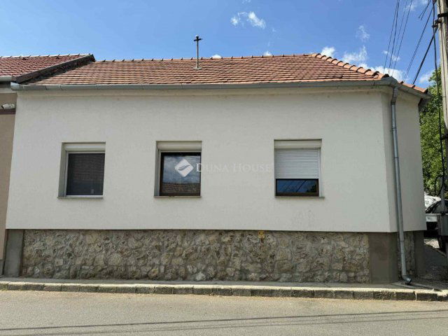 Eladó családi ház, Pécsett 54.9 M Ft, 3 szobás