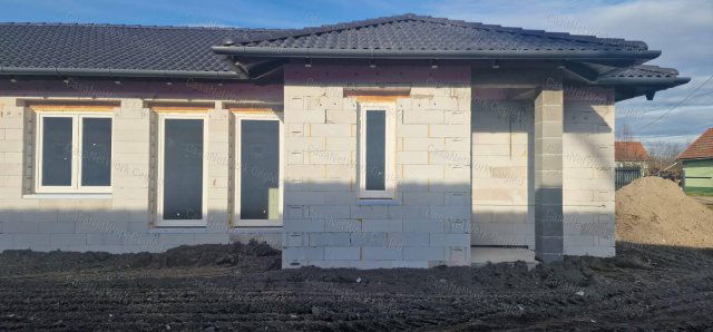 Eladó téglalakás, Cegléden 60 M Ft, 3 szobás