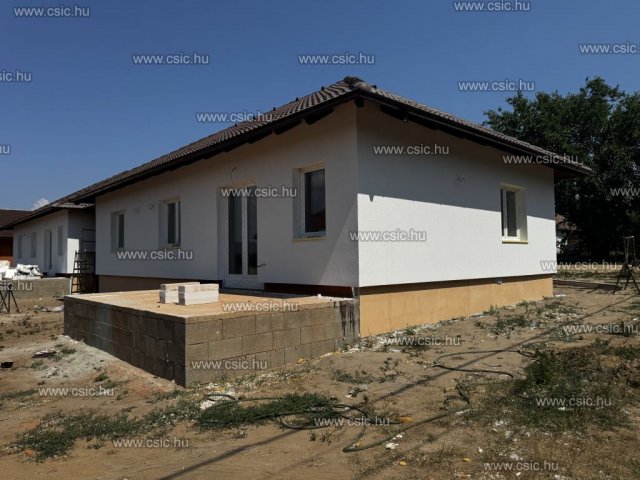 Eladó ikerház, Csörögön 93.5 M Ft, 2+2 szobás