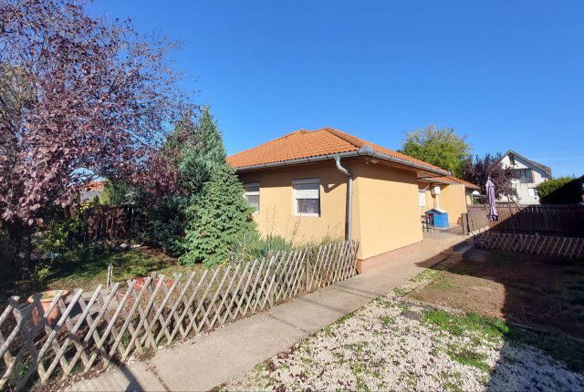 Eladó ikerház, Szigethalmon 67.9 M Ft, 3 szobás