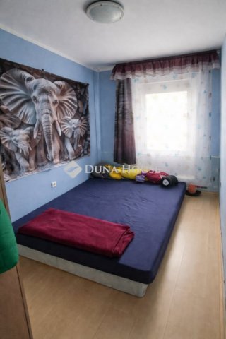 Eladó panellakás, Pécsett 47.5 M Ft, 3 szobás