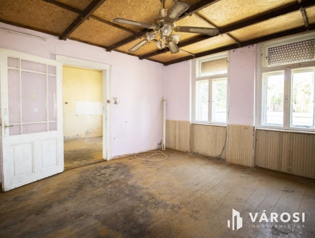 Eladó családi ház, Tótkomlóson 9.99 M Ft, 2 szobás