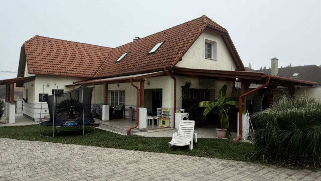 Eladó családi ház, Balatonszentgyörgyön 146.9 M Ft, 5 szobás