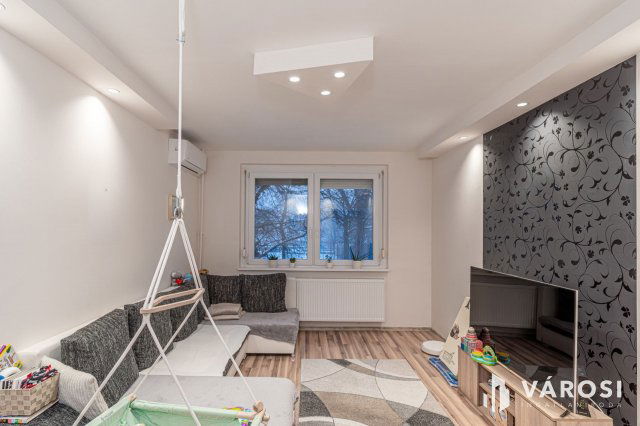 Eladó panellakás, Szegeden 66.9 M Ft, 3 szobás