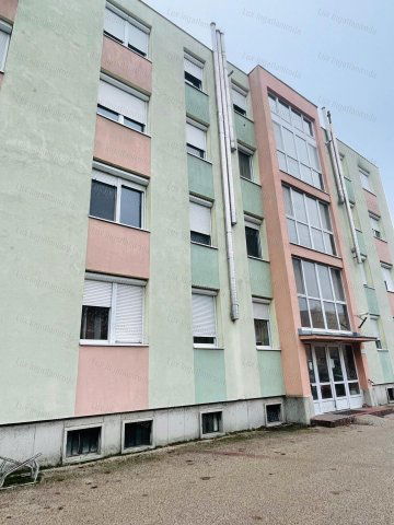 Eladó téglalakás, Komáromban 39.99 M Ft, 2 szobás