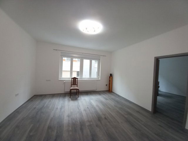 Kiadó téglalakás, albérlet, Pécsett, József utcában, 3 szobás