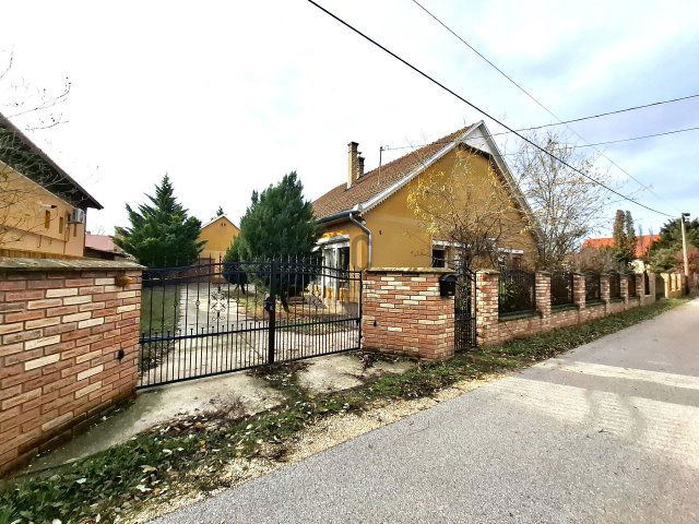 Eladó családi ház, Dánszentmiklóson 58.5 M Ft, 3 szobás