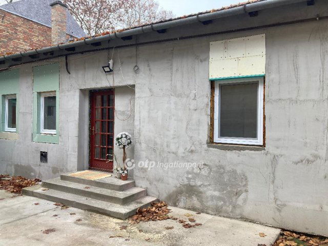 Eladó téglalakás, Csongrádon 23 M Ft, 3 szobás