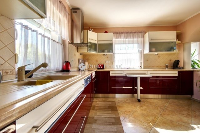 Eladó családi ház, Telkin 399 M Ft, 8 szobás