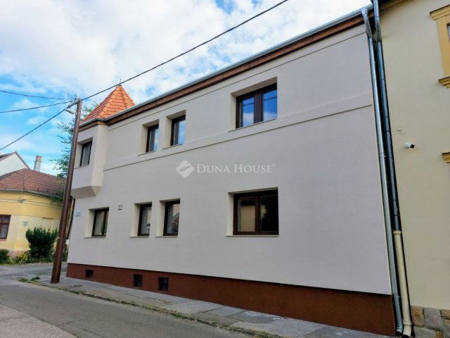 Eladó téglalakás, Vácon 110 M Ft, 4 szobás